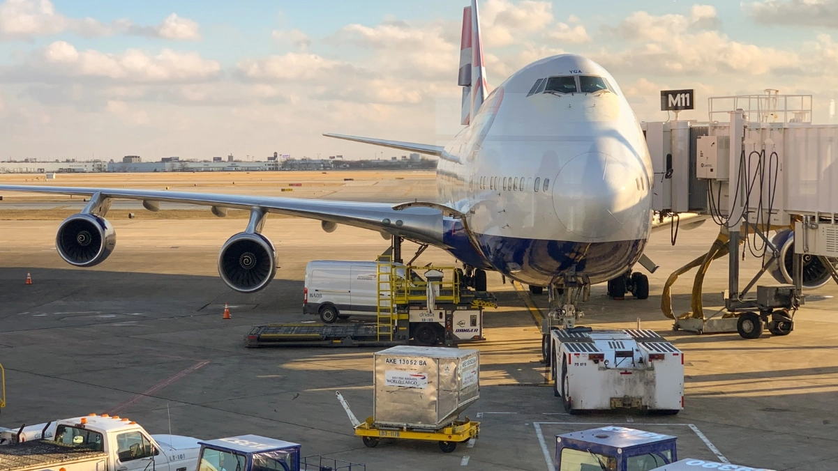 Verschiedene Industriegüter werden in Flugzeug verladen