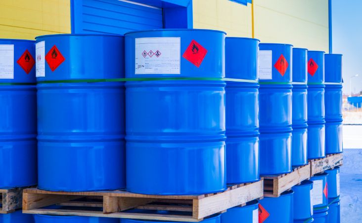 Verschiedene Gefahrgüter lagern am Standort zwischen
