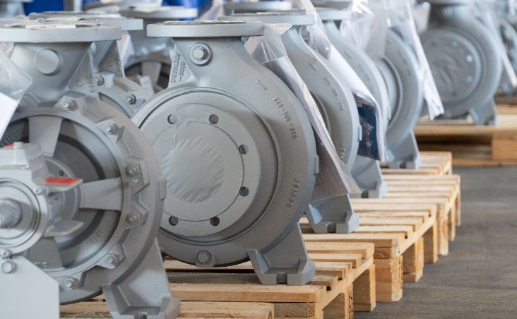 Verschiedene Industriegüter auf Transportpaletten