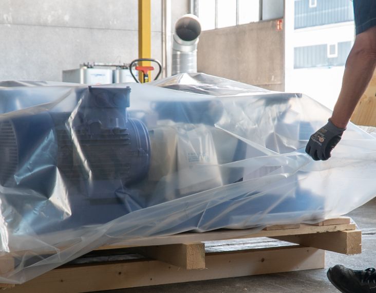 DEUFOL-Mitarbeiter verpackt Industriegut auf Transportpalette