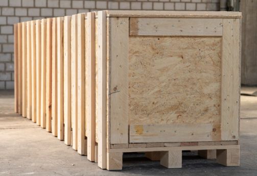 DEUFOL-Transportkiste in Lagerhalle