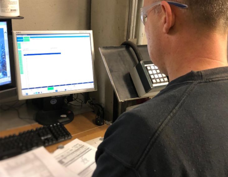 DEUFOL-Mitarbeiter führt Industrieservice-Arbeiten durch