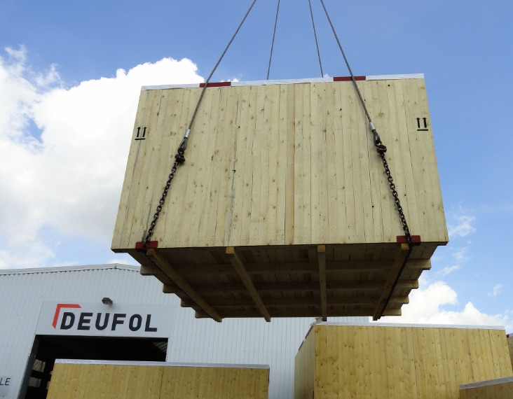 DEUFOL-Transportpalette wird von Kran verladen