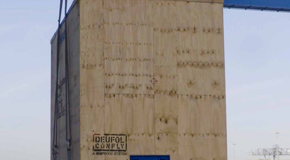 DEUFOL-Transportkiste während Verladung auf Binnenschiff