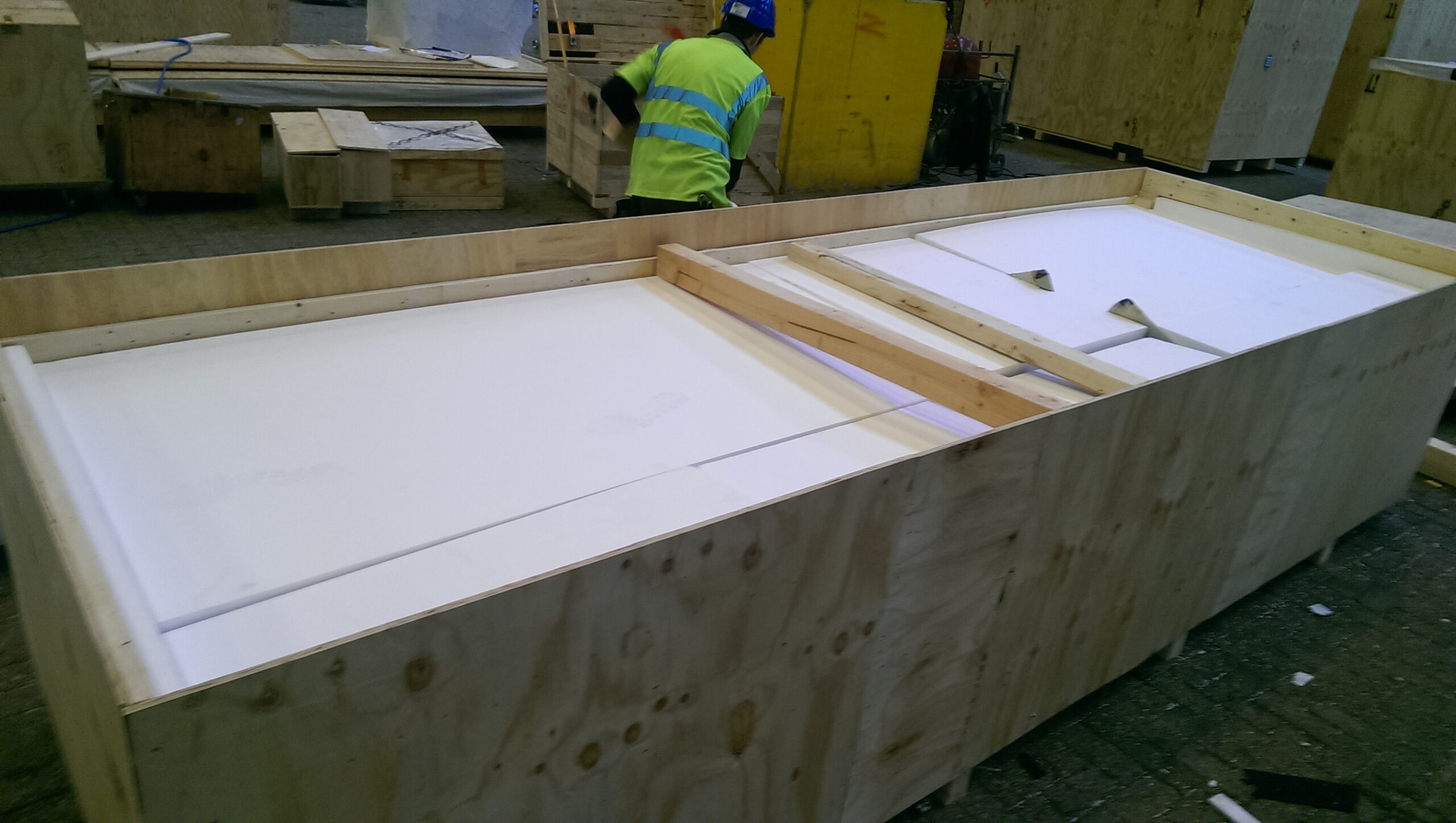 DEUFOL-Mitarbeiter beim Verschließen einer Industrieverpackung