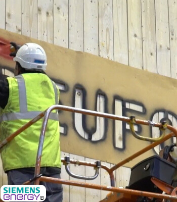 DEUFOL-Mitarbeiter setzen Markierungen an Schwergutverpackung