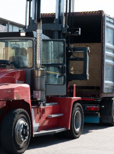 DEUFOL-Exportverpackung wird in LKW verladen