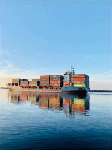 Cargoschiff mit Seecontainern auf dem Meer