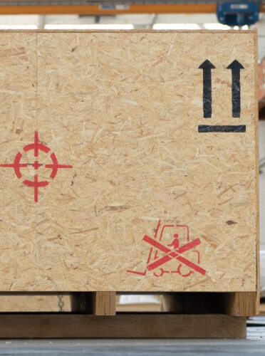 Nahaufnahme einer DEUFOL-Exportverpackung mit Beschriftung