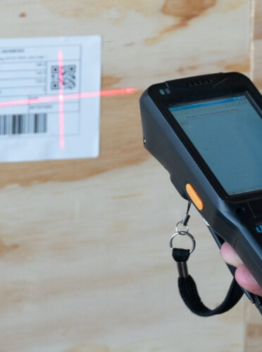 DEUFOL-Mitarbeiter scannt Exportverpackung mit D-SCS