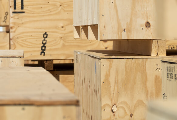 Nahaufnahme von verschiedenen DEUFOL-Exportverpackungen