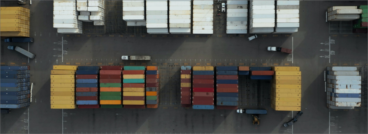 Verschiedene Seecontainer von oben