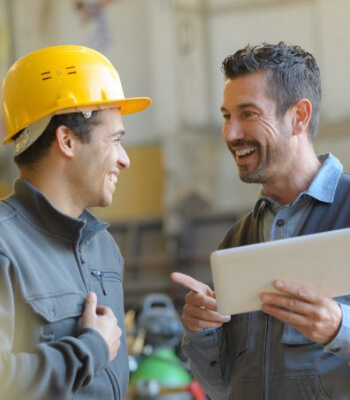 Supply-Chain-Mitarbeiter tauschen Ideen mit Tablet aus