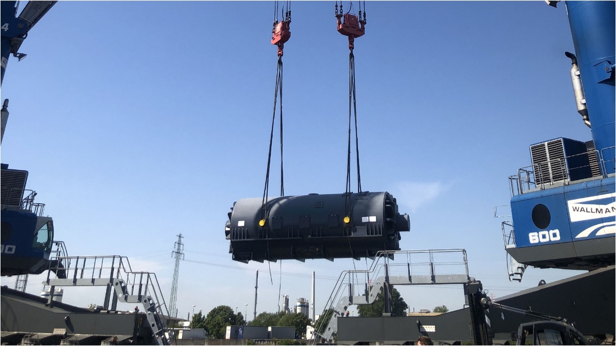 Schwergut wird mit Kran in Hamburg verladen