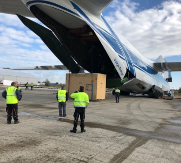 DEUFOL-Mitarbeiter in Warnwesten beim Verladen einer Exportverpackung