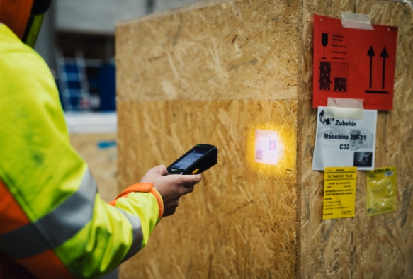 DEUFOL-Mitarbeiter scannt Exportverpackung mit D-SCS