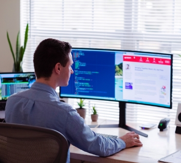 Manager liest Fachartikel über Supply-Chain-Management