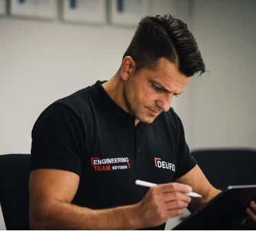 DEUFOL-Mitarbeiter analysiert Projektstatus mit Tablet