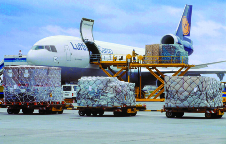 Fracht wird im Rahmen der Transportorganisation in ein Flugzeug geladen.