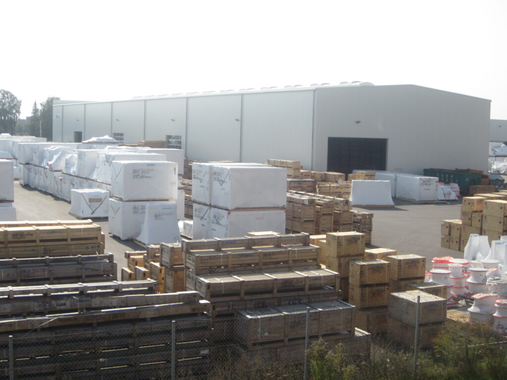 Transportpaletten und weitere Transportlösungen bei DEUFOL aufeinander und nebeneinander gestapelt